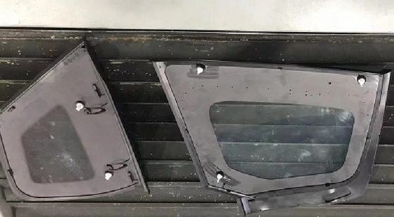 85トンの垂直シングルスライド 自動車用三角ガラス用注射鋳造機