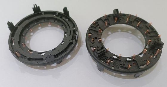 カーヘッドライトの電球ホルダーに使用される垂直回転テーブル注射鋳造機