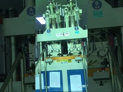 垂直双色注射鋳造機 120トン 双色玩具シェルに使用